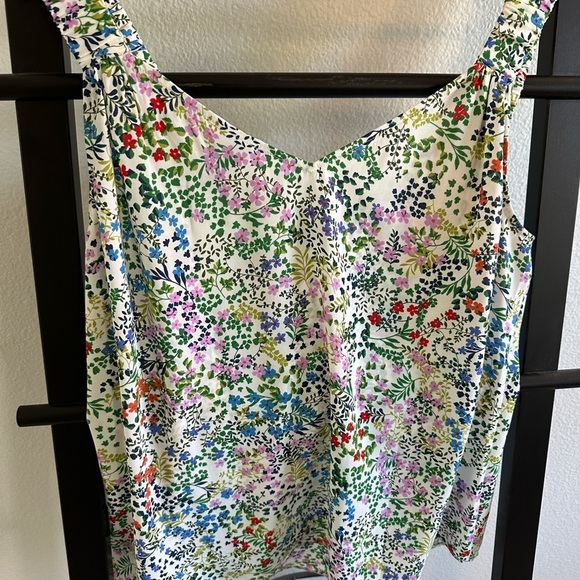 Fun flower top. Ruched and elastic straps. So flowy and comfortable. - Picture 4 of 5